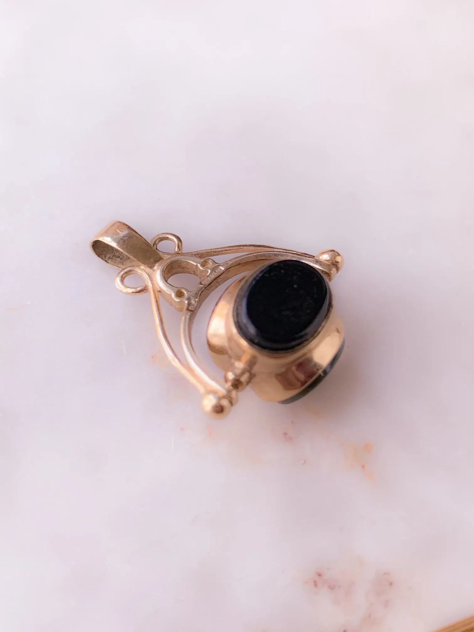 9k Vintage Carnelian, Onyx, and Bloodstone Flip Fob