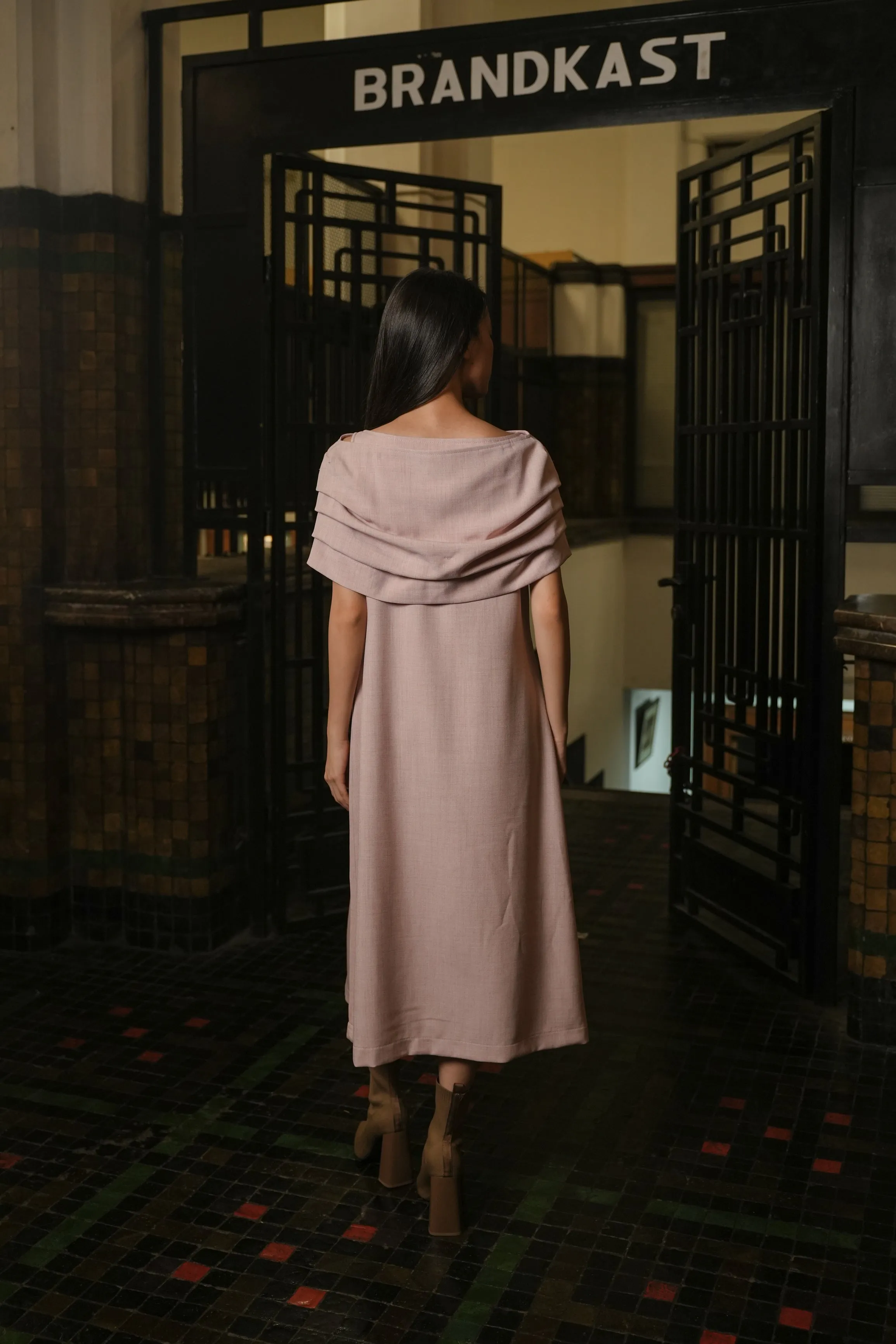 BIENN CAPE IN FEATHER BERRY