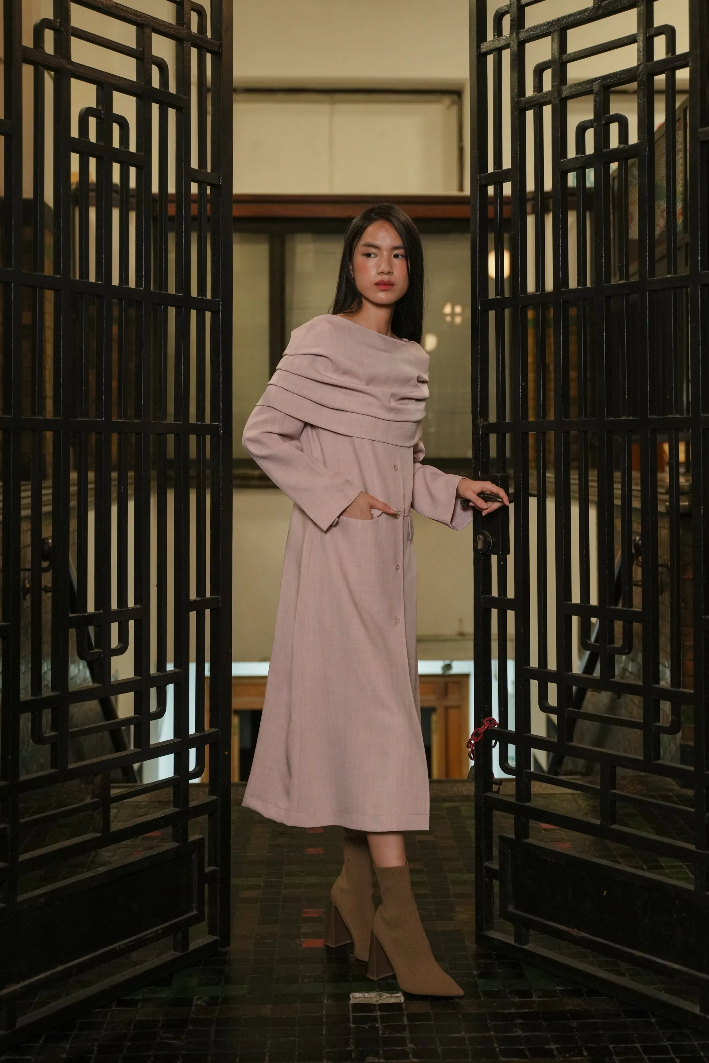 BIENN CAPE IN FEATHER BERRY