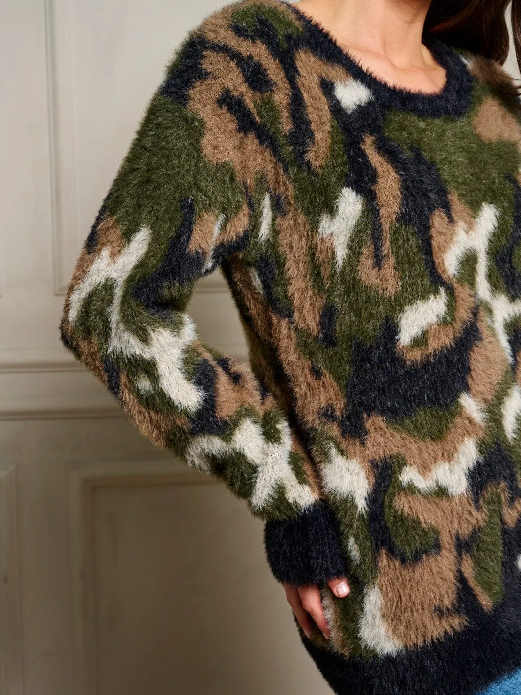 WOMEN'S LONG SLEEVE CAMO PRINT PULLOVER SWEATER