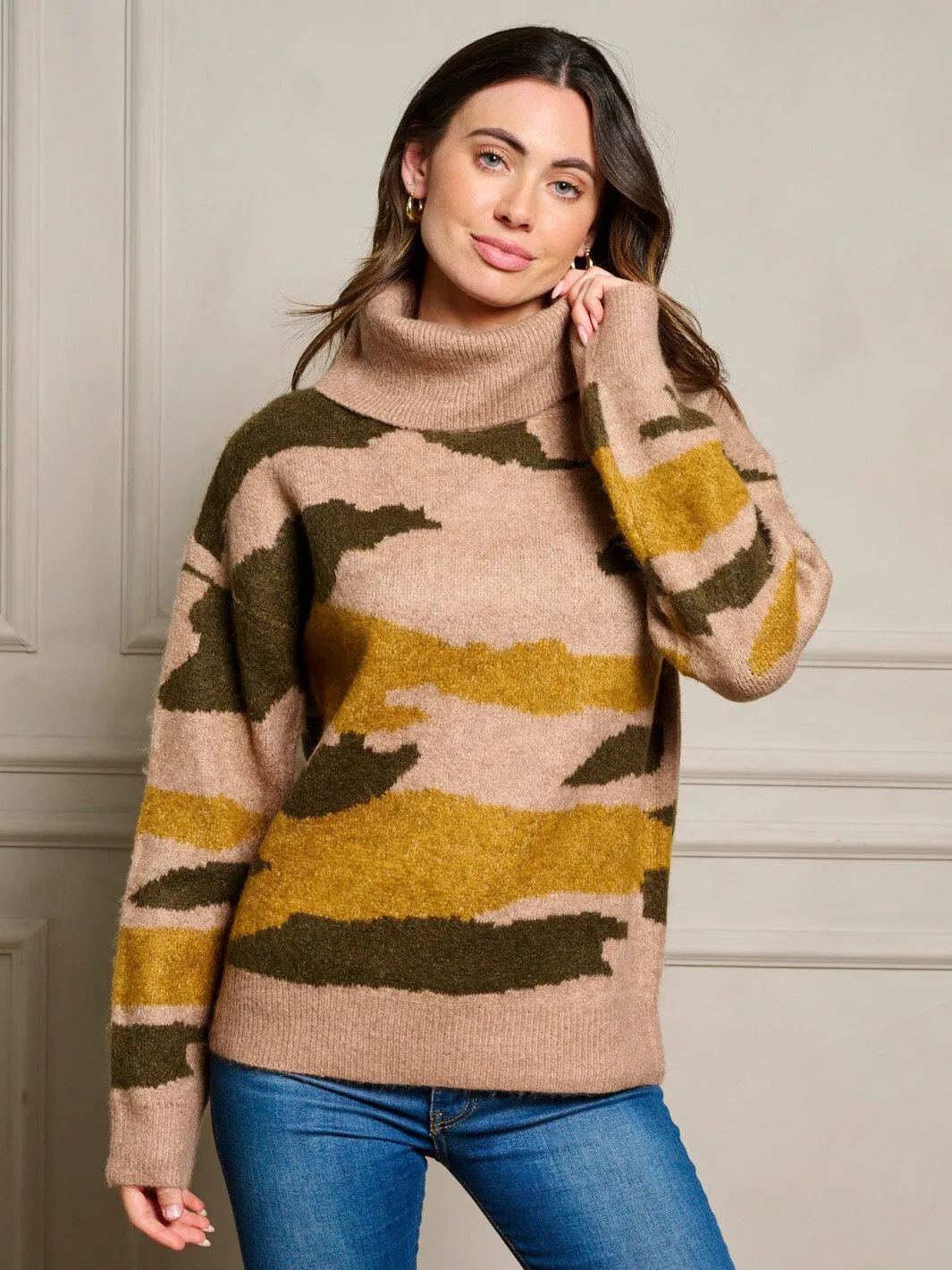 WOMEN'S LONG SLEEVE TURTLE NECK PULLOVER CAMO PRINT SWEATER