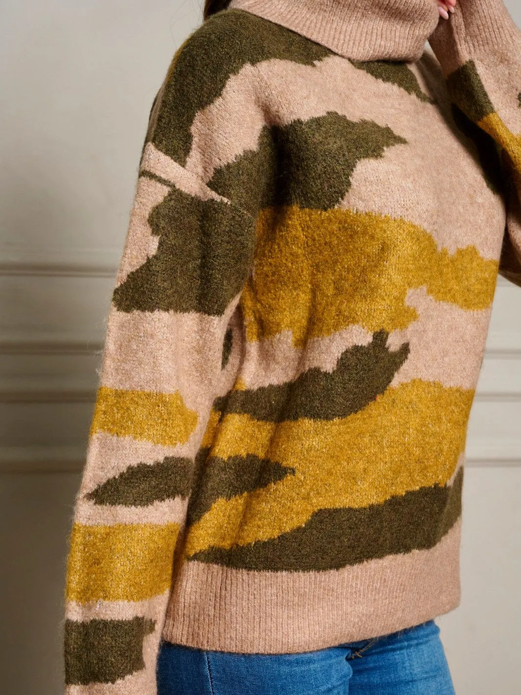WOMEN'S LONG SLEEVE TURTLE NECK PULLOVER CAMO PRINT SWEATER