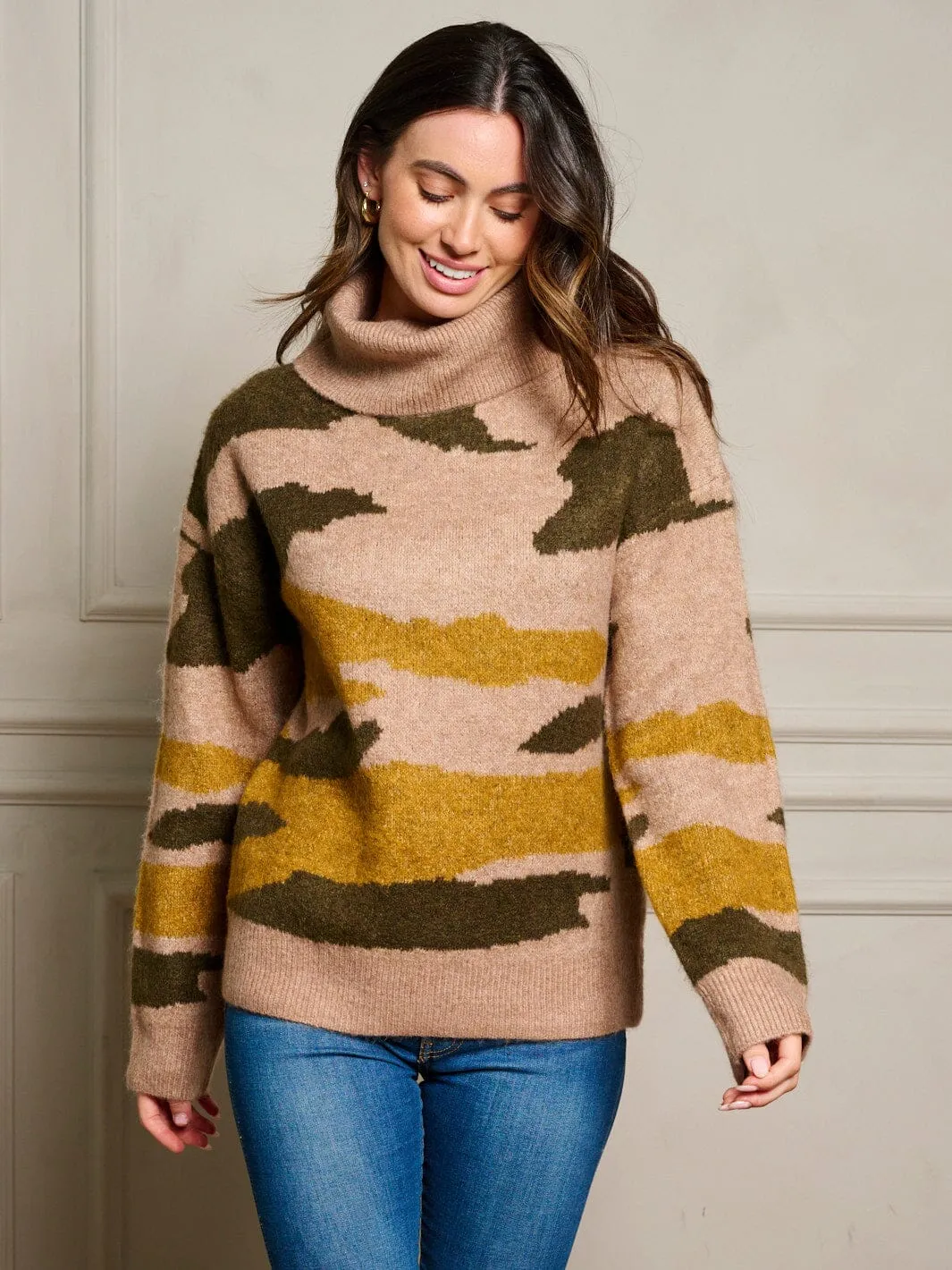 WOMEN'S LONG SLEEVE TURTLE NECK PULLOVER CAMO PRINT SWEATER